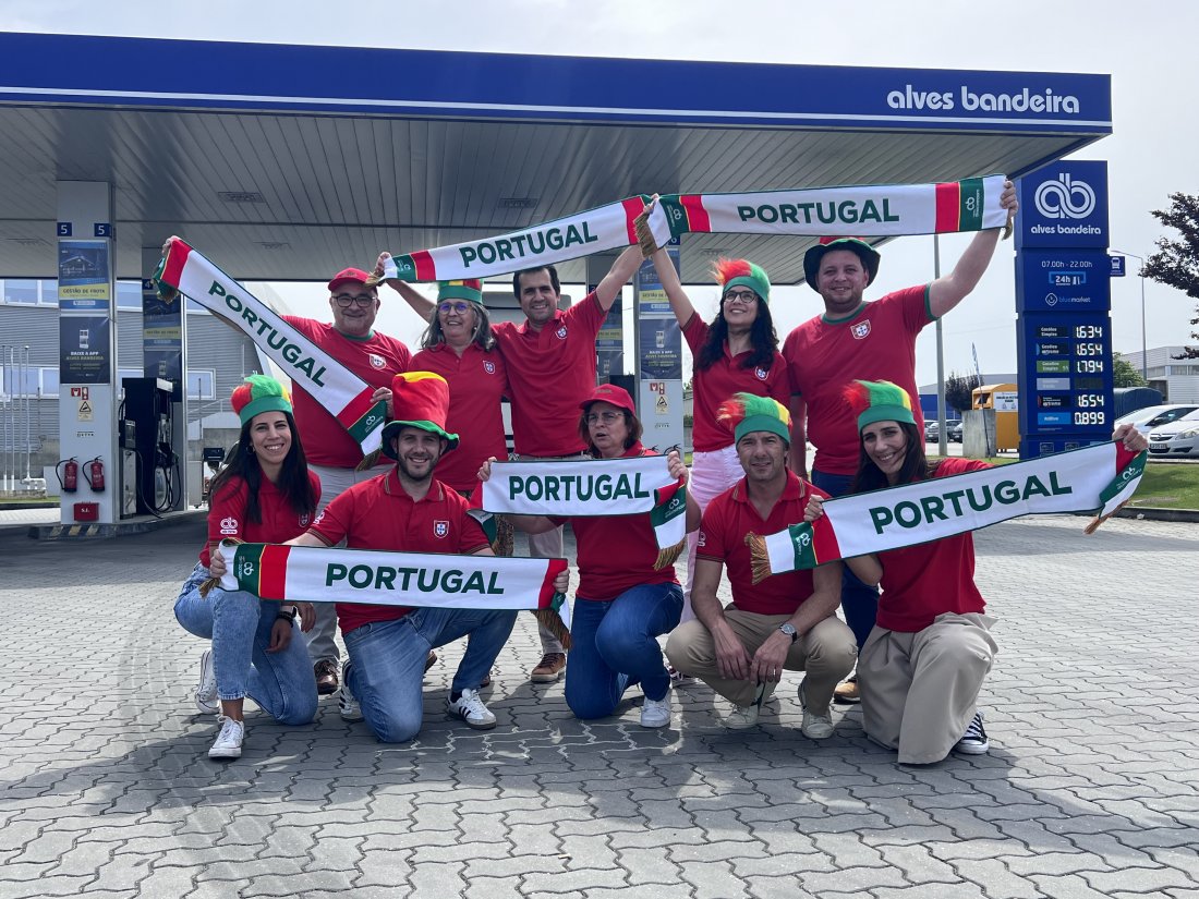 Grupo Alves Bandeira surpreende colaboradores com a oferta de cachecol de apoio a Portugal